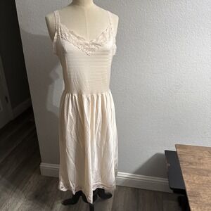 Vintage Vanity Fair Striped Nightgown Womens 38 Peach Lace Trim Nylon Silky L